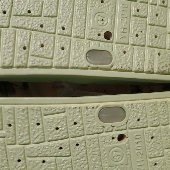 BNWT:  Green Rubber Sandals - Picture 6 of 6